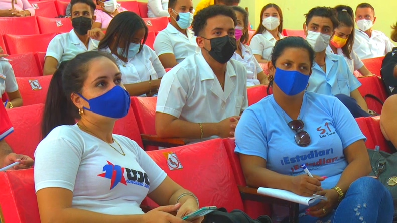 Sostienen autoridades de Las Tunas encuentro con jóvenes universitarios