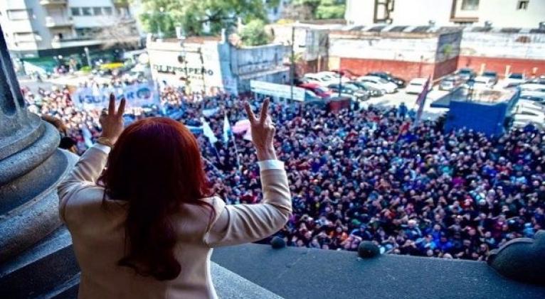 Argentinos se manifiestan en apoyo a Cristina Fernández