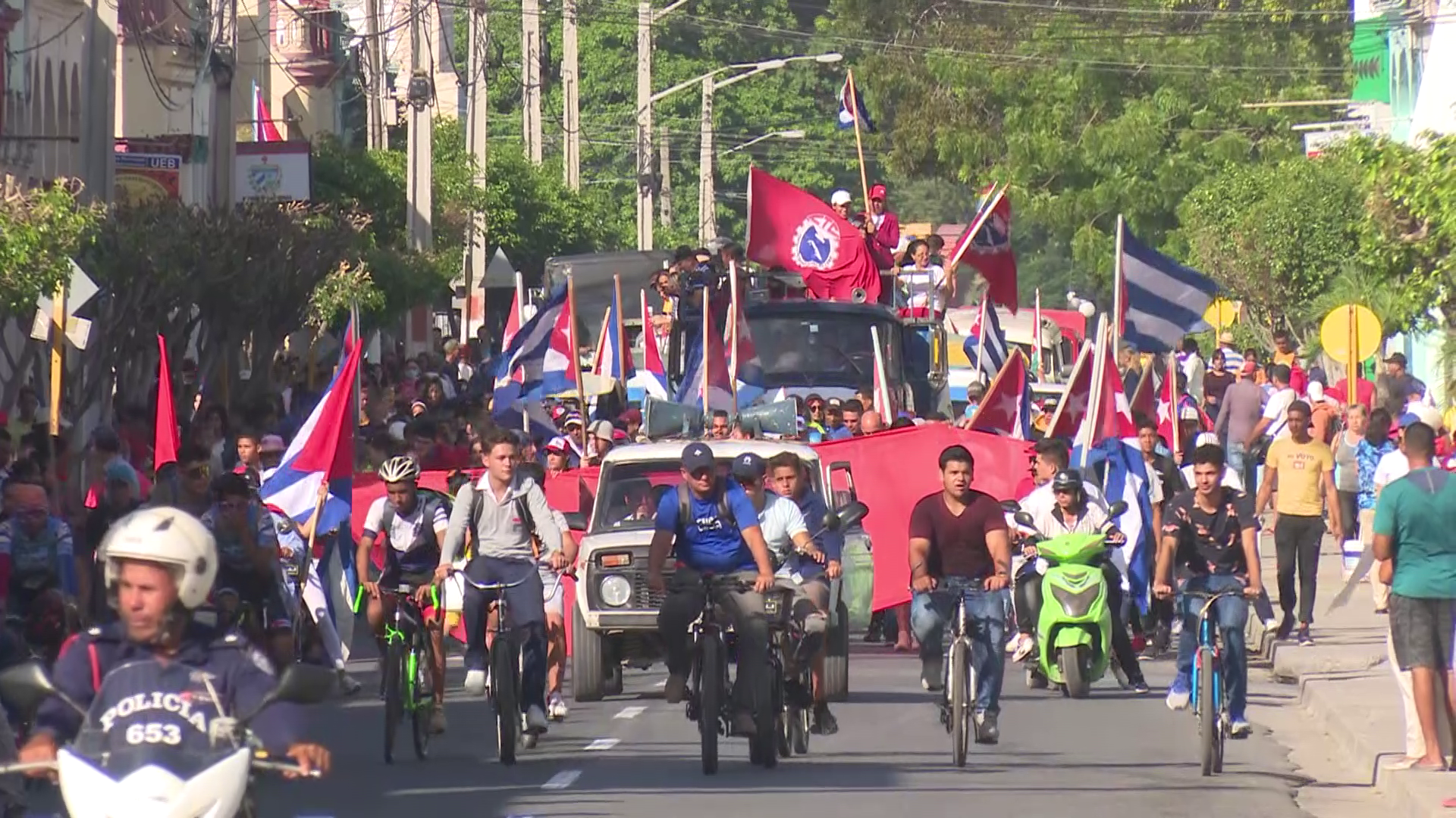 Realizan jóvenes de #LasTunas  bicicletada en apoyo al Código de las Familias