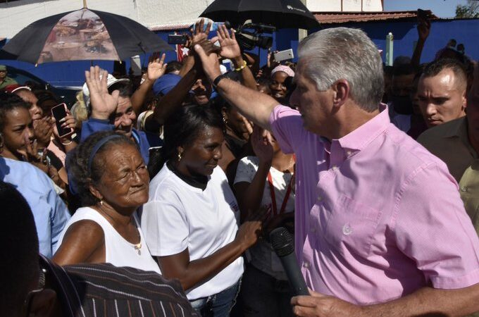 Presidente cubano dialoga con vecinos de barrio habanero