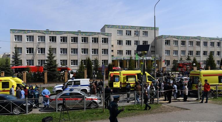 Hombre mata al menos a 13 personas en una escuela rusa