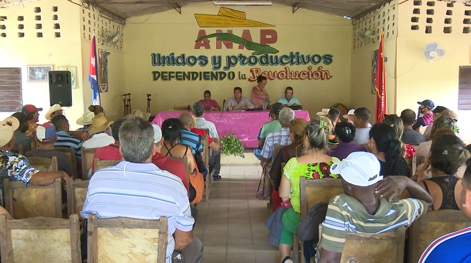 Intercambian autoridades del municipio de Las Tunas con representantes de la comunidad de Becerra