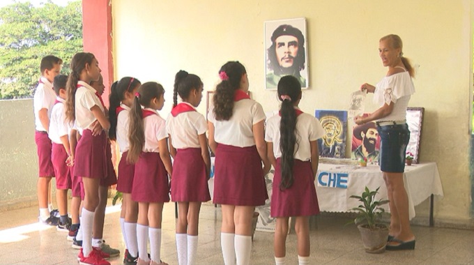 Rinden los pioneros homenaje a Camilo y Che en #LasTunas
