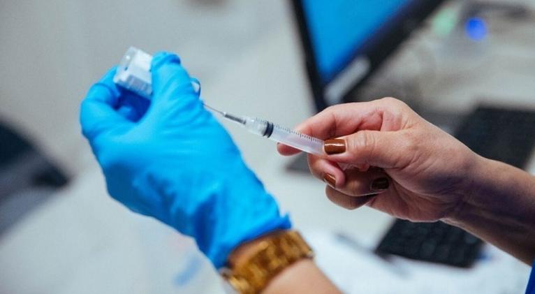 La UE y la OMS piden vacunación conjunta de gripe y coronavirus para este invierno
