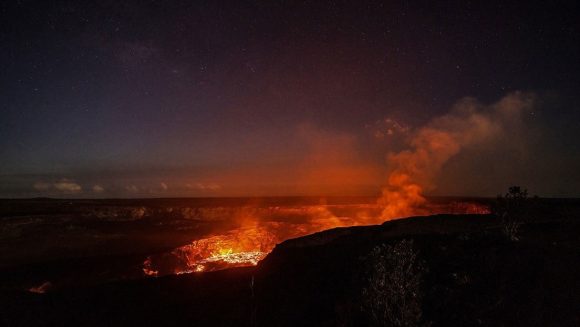 Hawái tiene dos volcanes vecinos en erupción, fenómeno que no ocurría hace 40 años (+Video)