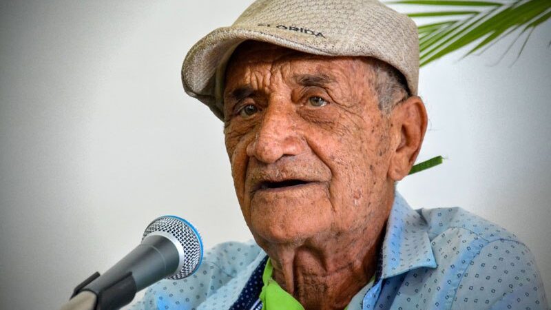 Delfín Prats: un holguinero con el Premio Nacional de Literatura (+Fotos)