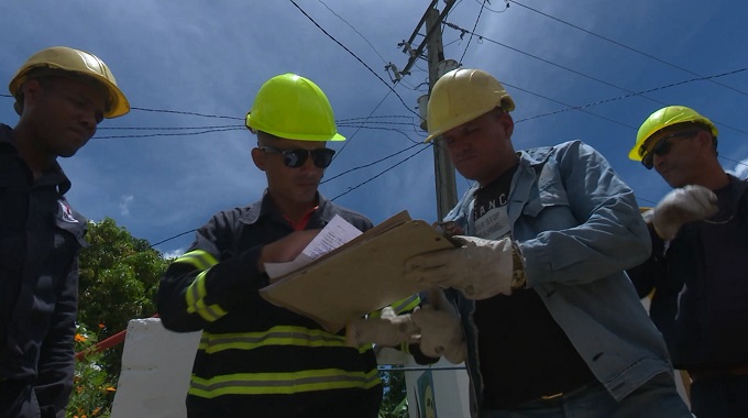 Apuestan trabajadores eléctricos de Las Tunas por la estabilización del servicio