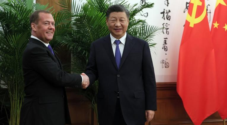 El expresidente ruso Dmitri Medvédev entrega a Xi Jinping un mensaje de Vladímir Putin en Pekín