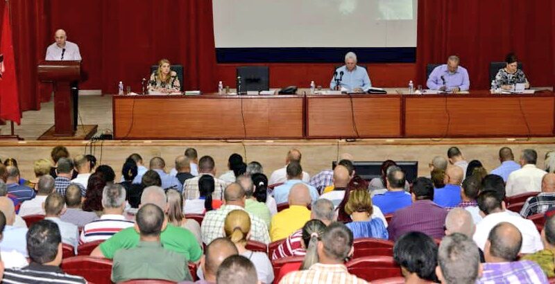 Presidente cubano se reúne con autoridades de Sancti Spíritus