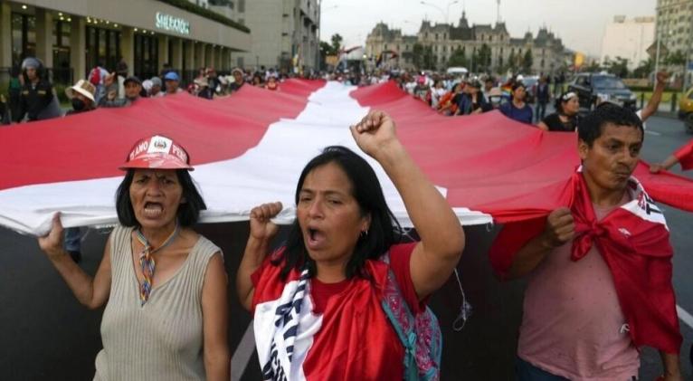 Sigue movilización hacia Lima para protestar contra presidenta de Perú