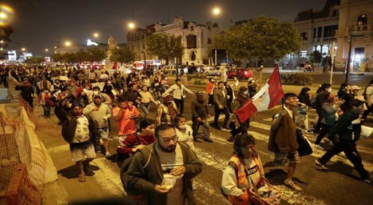 Campesinos peruanos avanzan hacia Lima para marchar contra la presidenta