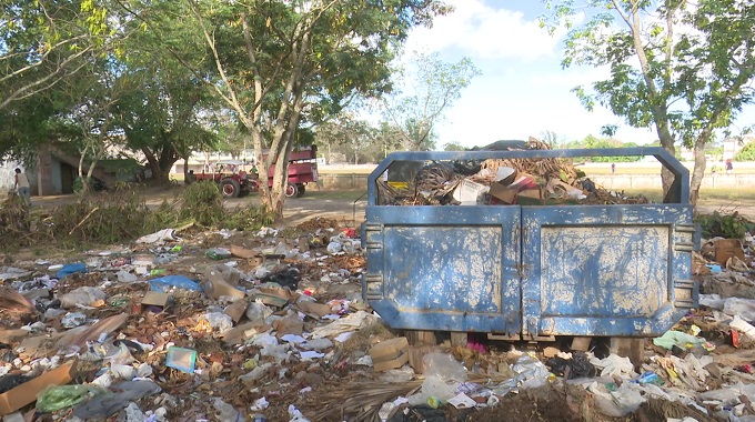 En Las Tunas, se evacúan 3 Mil metros cúbicos diarios de desechos. Esta cifra no es suficiente para mantener limpia la ciudad. Sobre las carencias y dificultades que se enfrentan en esta tarea versa el siguiente reportaje.