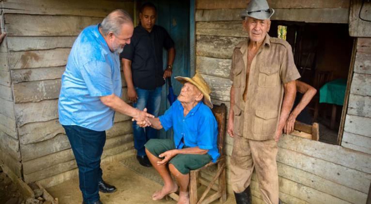 Intercambió Primer Ministro cubano con pobladores de Gibara