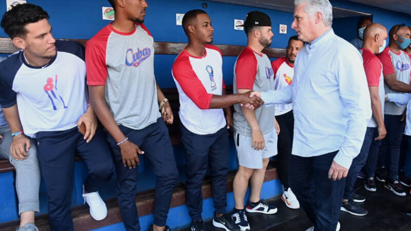 Intercambia Díaz-Canel con equipo Cuba para el Clásico de Béisbol