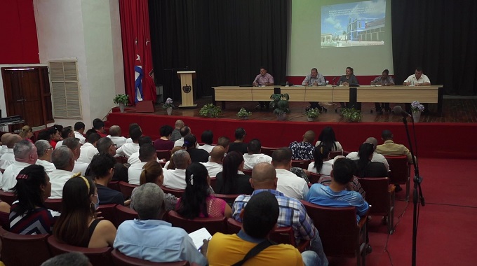 Evalúan autoridades de Las Tunas situación económica en del municipio cabecera