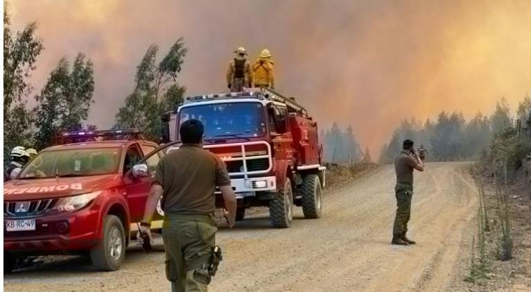 Más de 5.600 bomberos combaten los incendios sin control en Chile