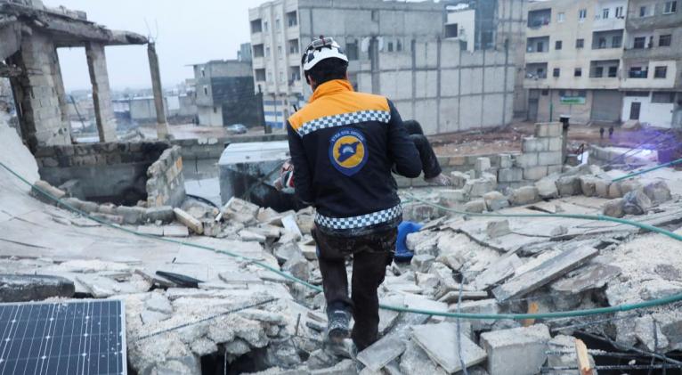 Supera el millar el número de víctimas del terremoto en Türkiye