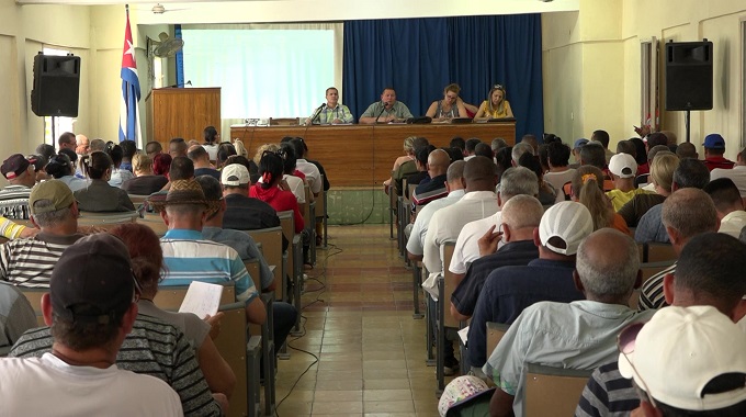 Chequean autoridades de Las Tunas estrategia de desarrollo local en Jesús Menéndez