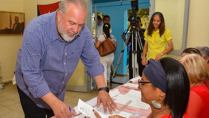 Primer Ministro cubano ejerce derecho al voto en Gibara