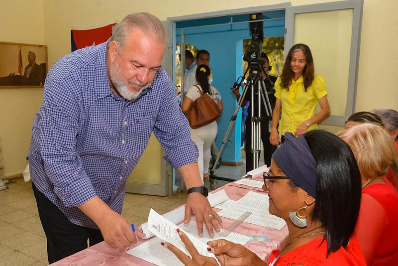 Primer Ministro cubano ejerce derecho al voto en Gibara