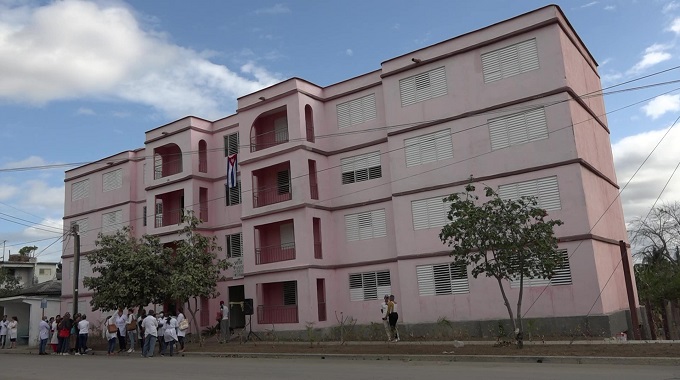 Candidatas a diputadas inauguran edificio multifamiliar en Puerto Padre