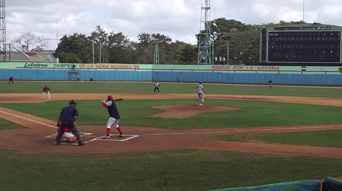 Acondicionan estadio Julio Antonio Mella para inicio de la Serie Nacional de Béisbol en Las Tunas