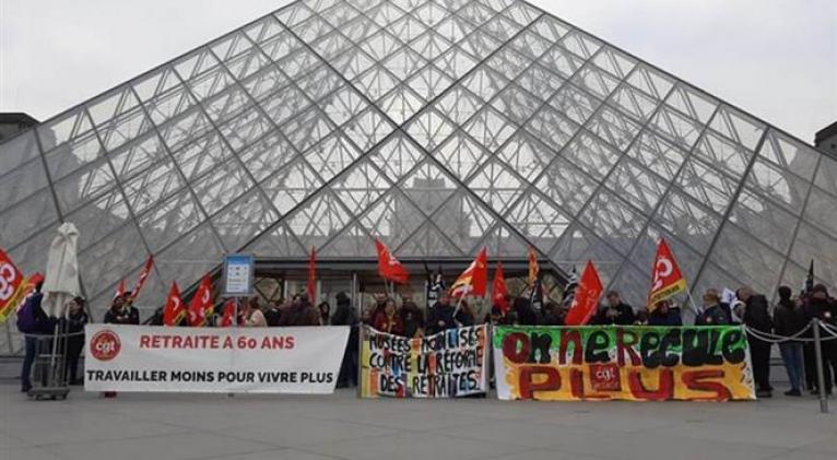 Manifestantes contra reforma de retiro bloquean museo del Louvre