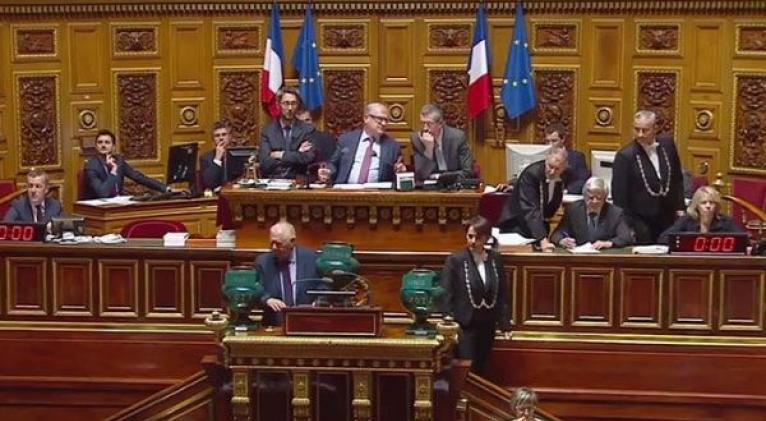 Senado francés aprueba aumentar la edad de jubilación a 64 años