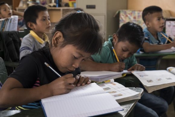 Honduras busca erradicar el analfabetismo en dos años con la cooperación de Cuba