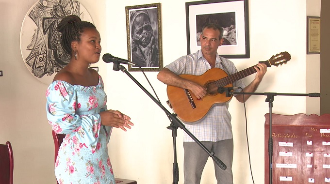 Café con verso, casi 30 años promoviendo la poesía y las artes plásticas en Las Tunas