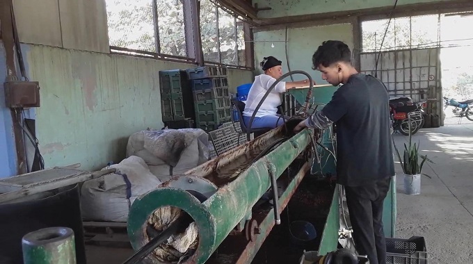 Familia de emprendedores tuneros destacan en la producción de plásticos