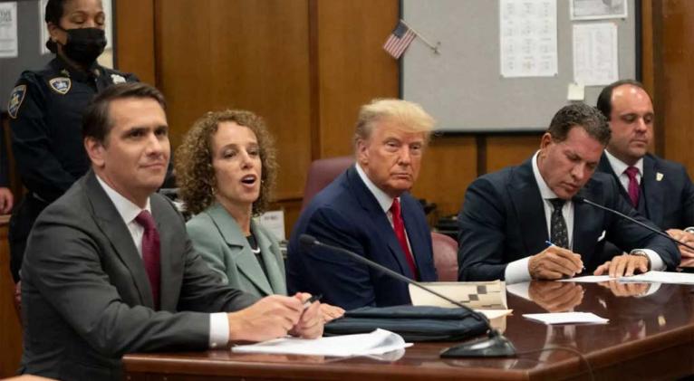 Testigos comparecen en juicio a Trump en Nueva York
