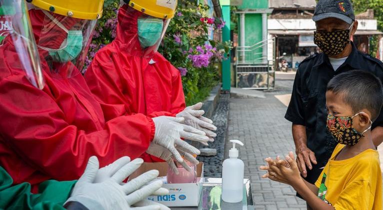 La OMS recomienda mantener las mascarillas en los centros sanitarios