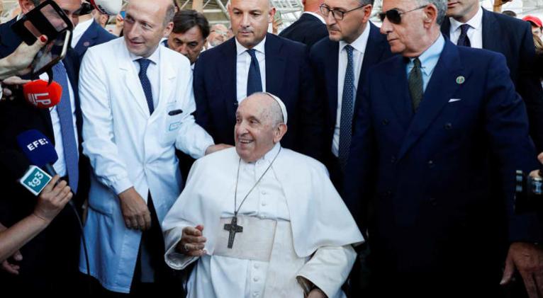 El papa Francisco sale del hospital tras su operación de abdomen