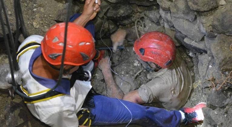 Luego de más de 20 horas, fuerzas especiales rescatan en Holguín a ciudadano caído en un profundo pozo