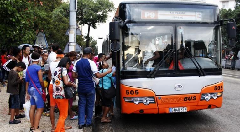 Buscan en Cuba revertir dificultades del transporte público