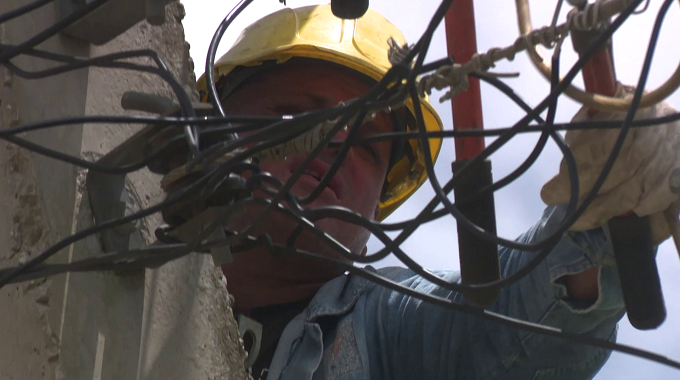 Trabajadores eléctricos laboran para recuperar afectaciones del servicio Las Tunas