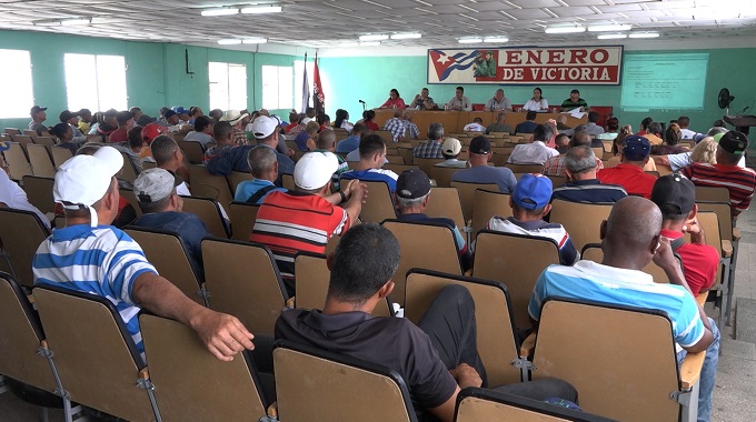 Debaten autoridades sobre temas económicos con sectores productivos en Puerto Padre