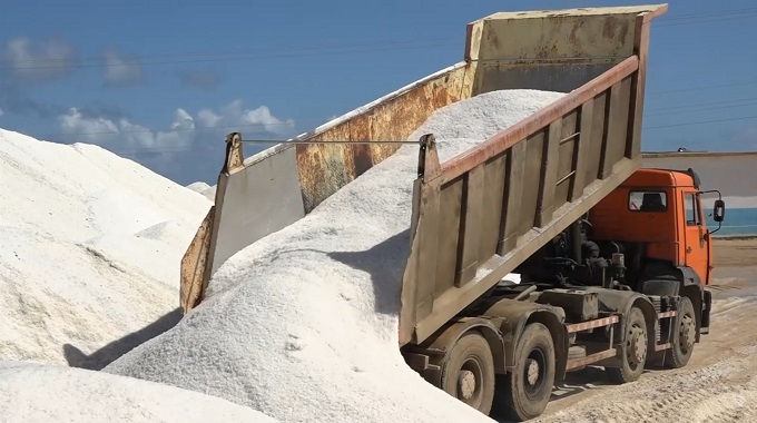 Trabajadores de la Salina de Puerto Padre incrementan sus producciones