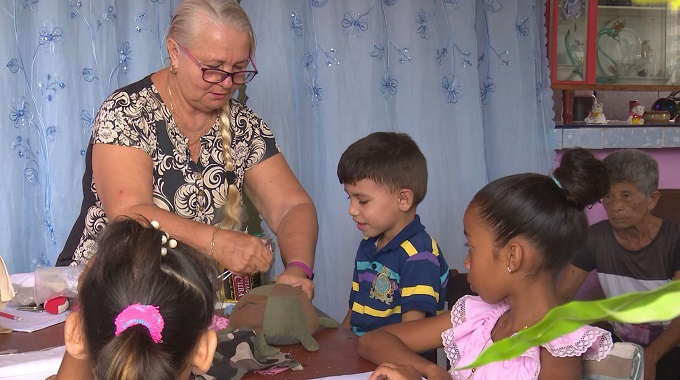 Taller de manualidades de la FMC fomenta el aprendizaje en niños de Las Tunas