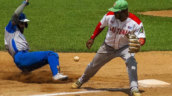 Listos Leones y Leñadores para discutir la final de la pelota cubana