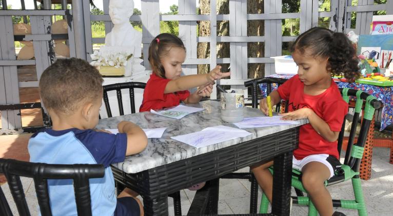 Destaca primer ministro atención a primera infancia en Cuba