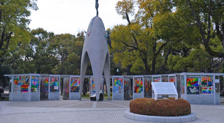 Niños cubanos ofrendan mil grullas a monumento a la Paz en la ciudad japonesa de Hiroshima