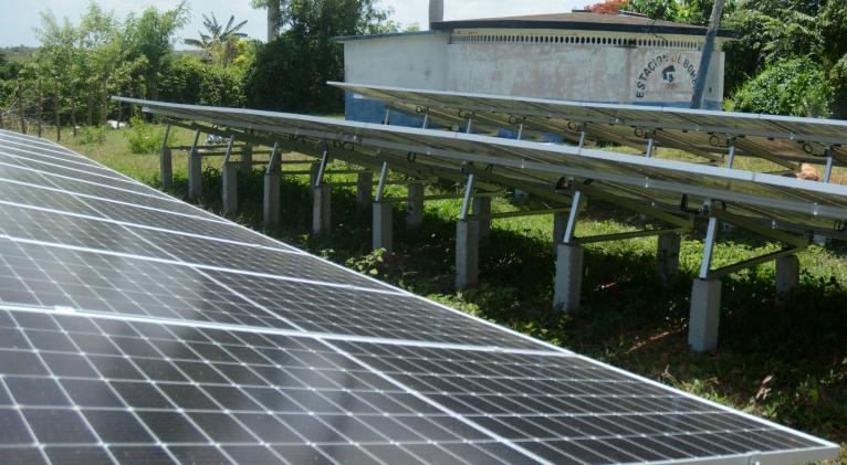 Estaciones de bombeo de agua y los paneles solares que ya señorean