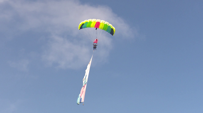 Mujeres paracaidistas protagonizan salto en Las Tunas en homenaje a la FMC