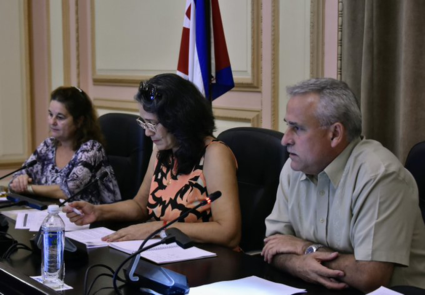 Debaten parlamentarios sobre temas de interés económico (+Fotos)