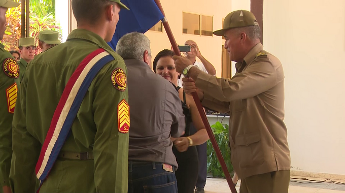 Entregan bandera Proeza Laboral a Región Militar Las Tunas y a Delegación Provincial del MININT