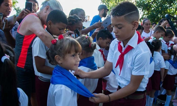 Pañoleta azul para los nuevos pioneros