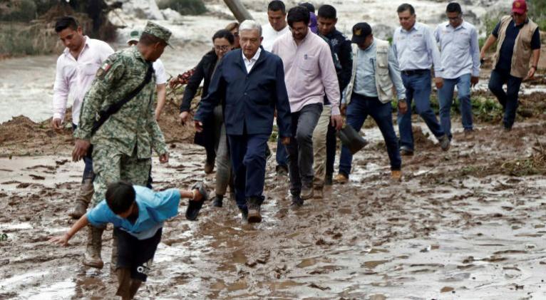 Presidente mexicano llega caminando sobre el barro a un Acapulco aislado por el huracán
