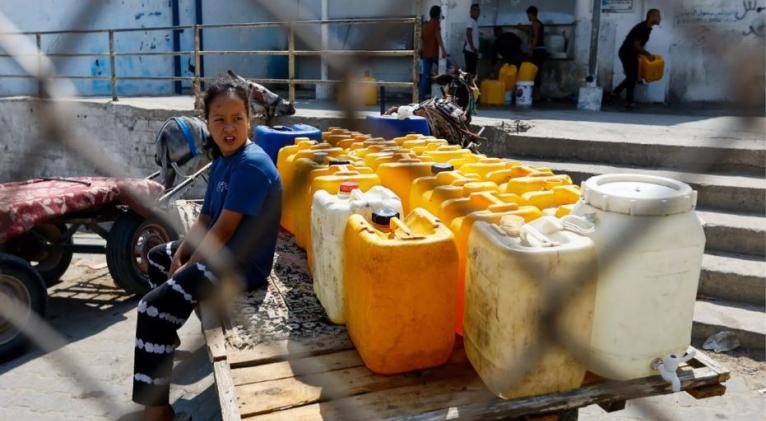 En la bombardeada Gaza, la población pronto se verá privada de agua, alimentos y electricidad